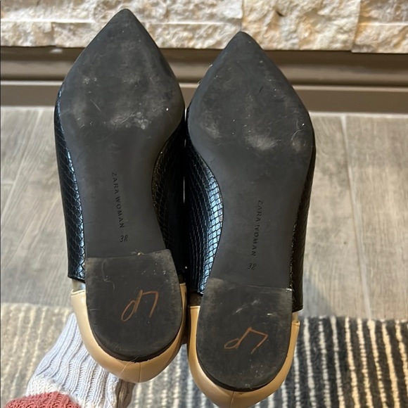 Zara Black/Beige Pointed Toe Flats with Textured Finish, size 38/US 7 1/2 - Picture 9 of 11